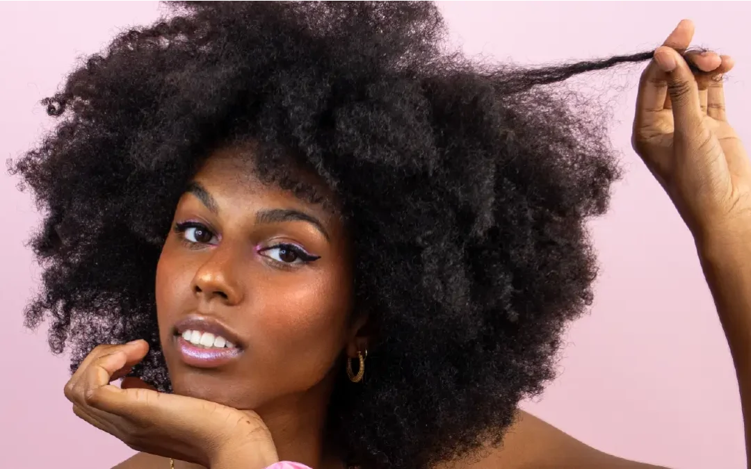Cheveux crépus : gestes essentiels pour en prendre soin